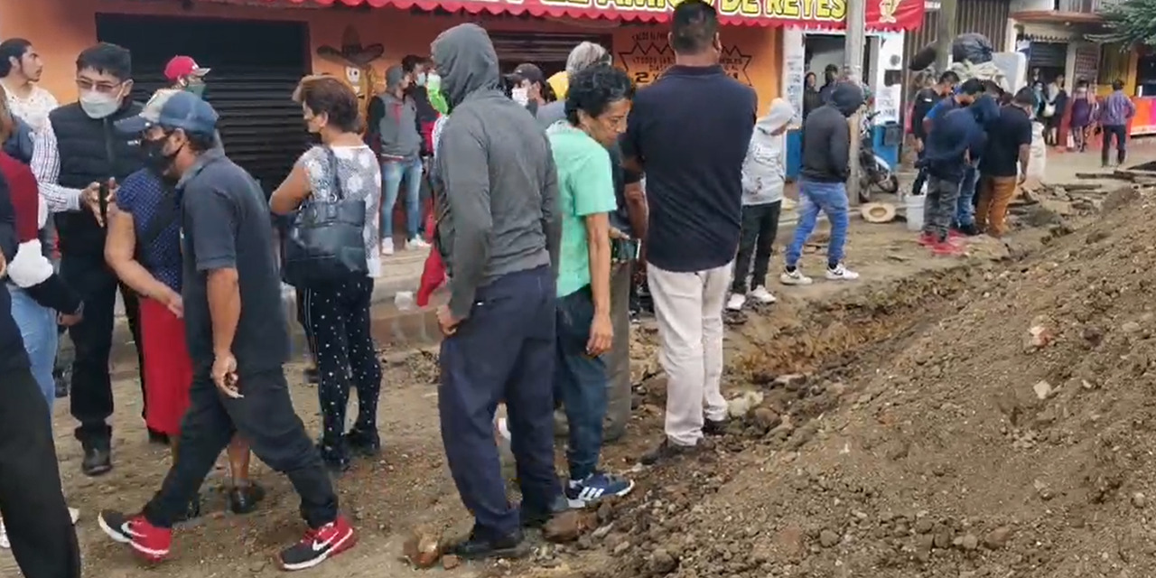 Familiares de trabajador fallecido bloquean Símbolos Patrios | El Imparcial de Oaxaca