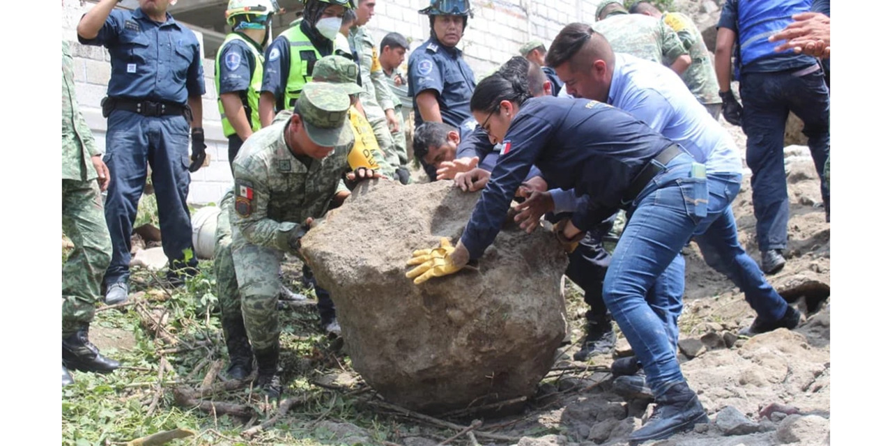 (VIDEOS) Rescatan a personas atrapadas tras el derrumbe de un paredón y viviendas colapsadas en Cuernavaca | El Imparcial de Oaxaca