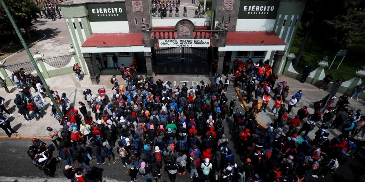 Protestan normalistas de Ayotzinapa en campo Militar 1-A | El Imparcial de Oaxaca
