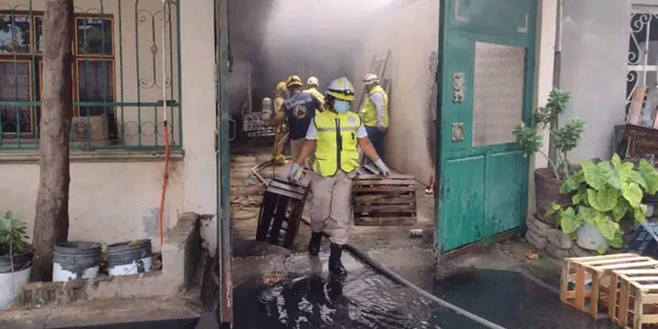 Vivienda arde en llamas en Juchitán, bomberos lograron sofocar el fuego | El Imparcial de Oaxaca
