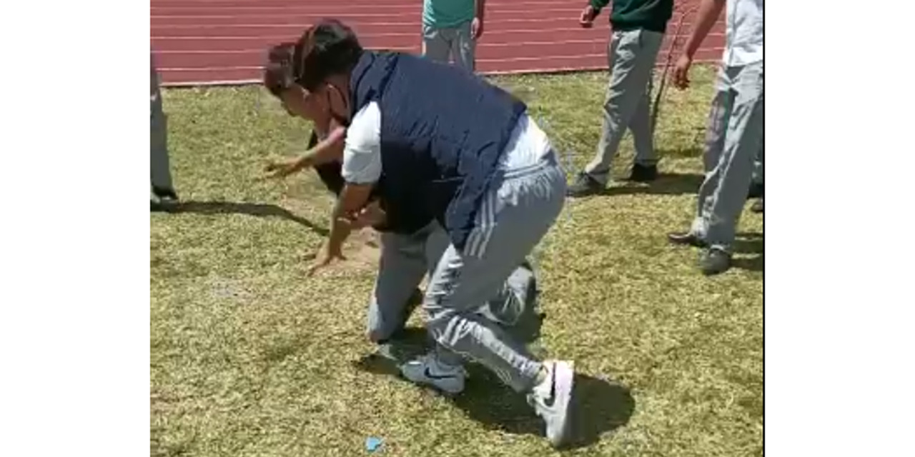 (VIDEO) Se trenzan a golpes alumnos de secundaria en el Polideportivo | El Imparcial de Oaxaca