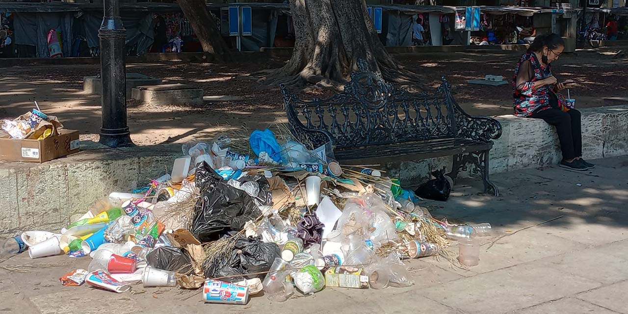 Quitan papeleras en zócalo para evitar que llegue más basura | El Imparcial de Oaxaca