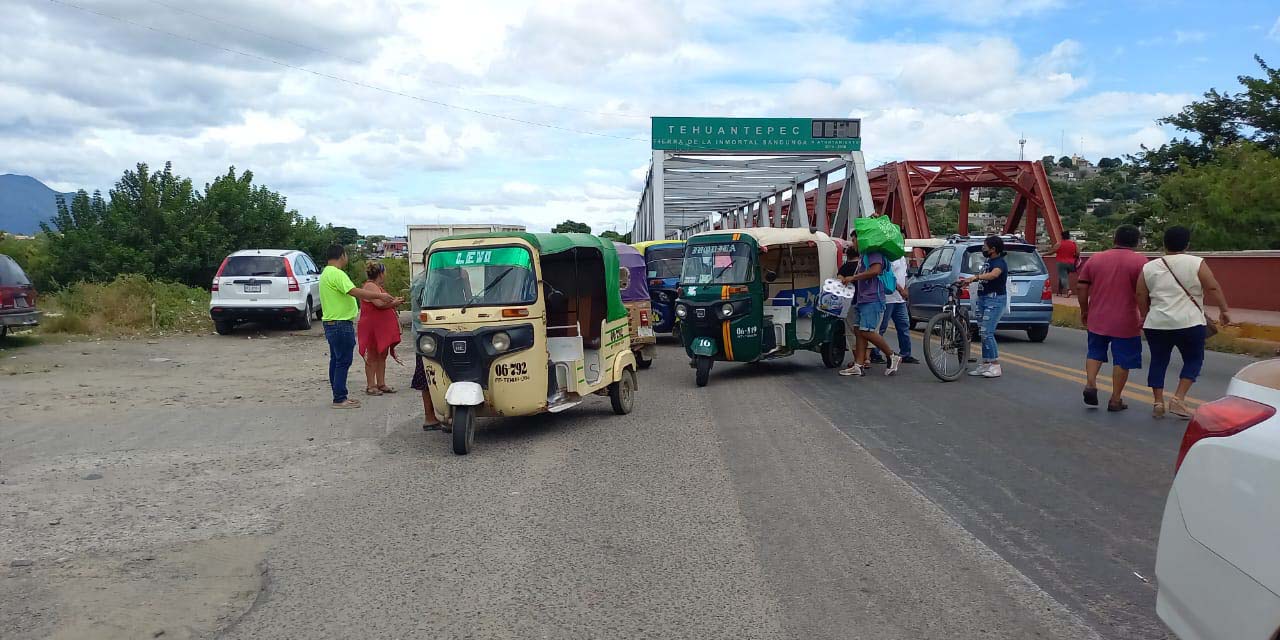 Mototaxistas bloquean el Puente de Fierro | El Imparcial de Oaxaca
