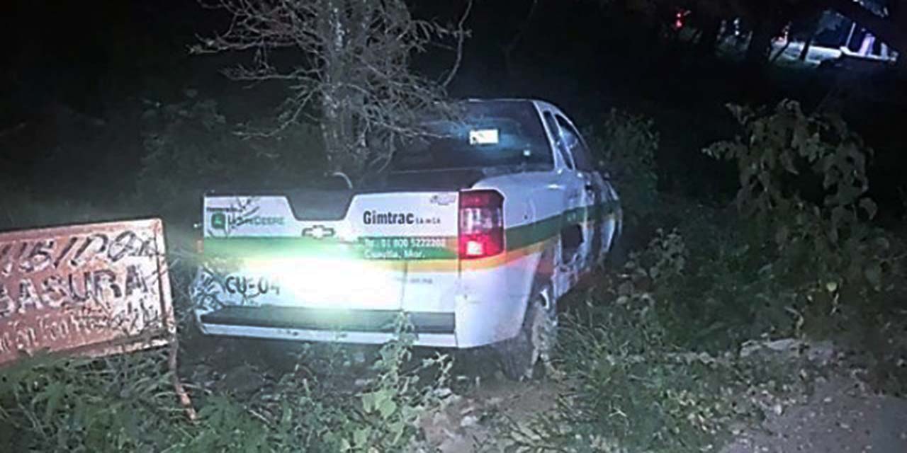 Camioneta de empresa se accidenta en la Mixteca