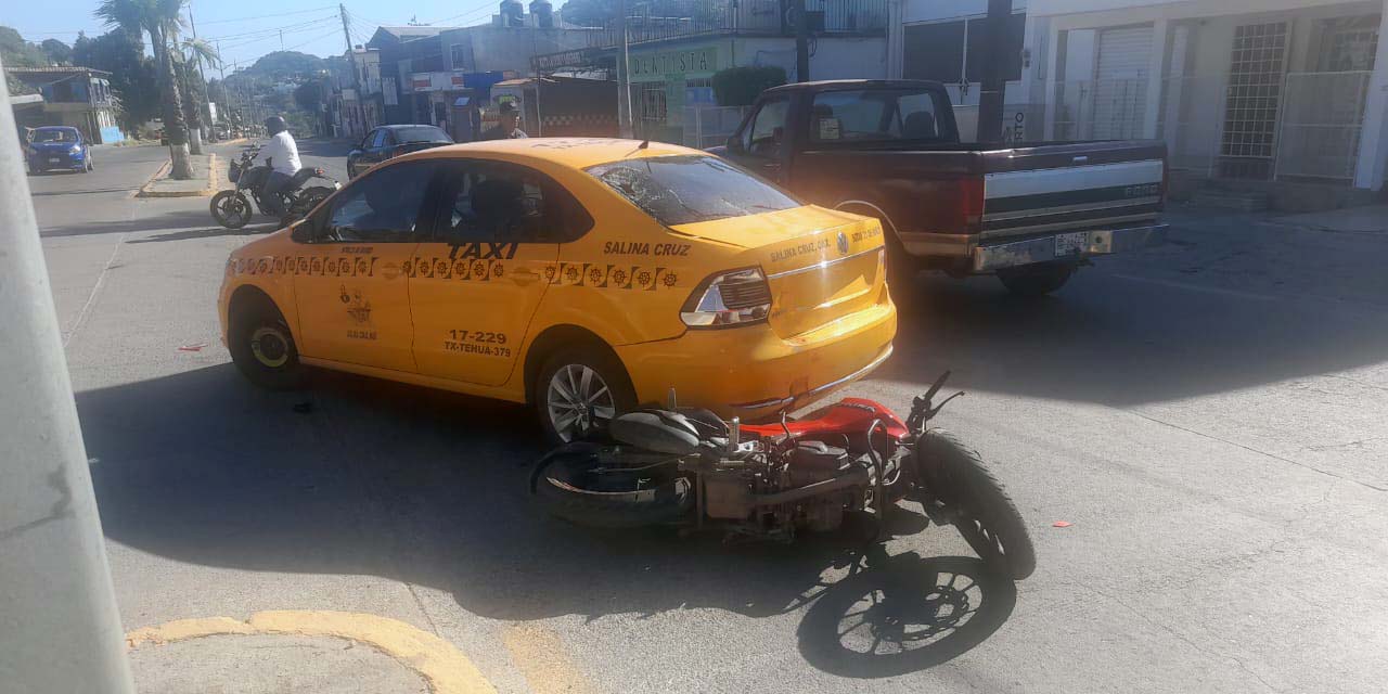 Brutal encontronazo de taxi contra motocicleta | El Imparcial de Oaxaca