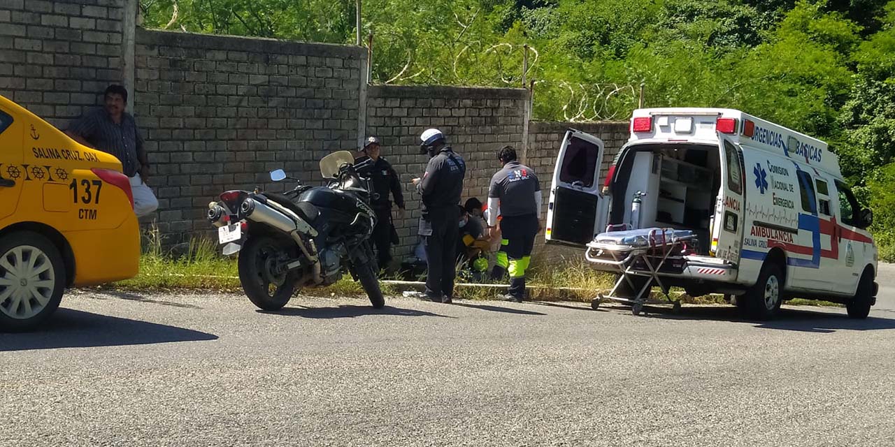 Pierde el control de su motocicleta y derrapa