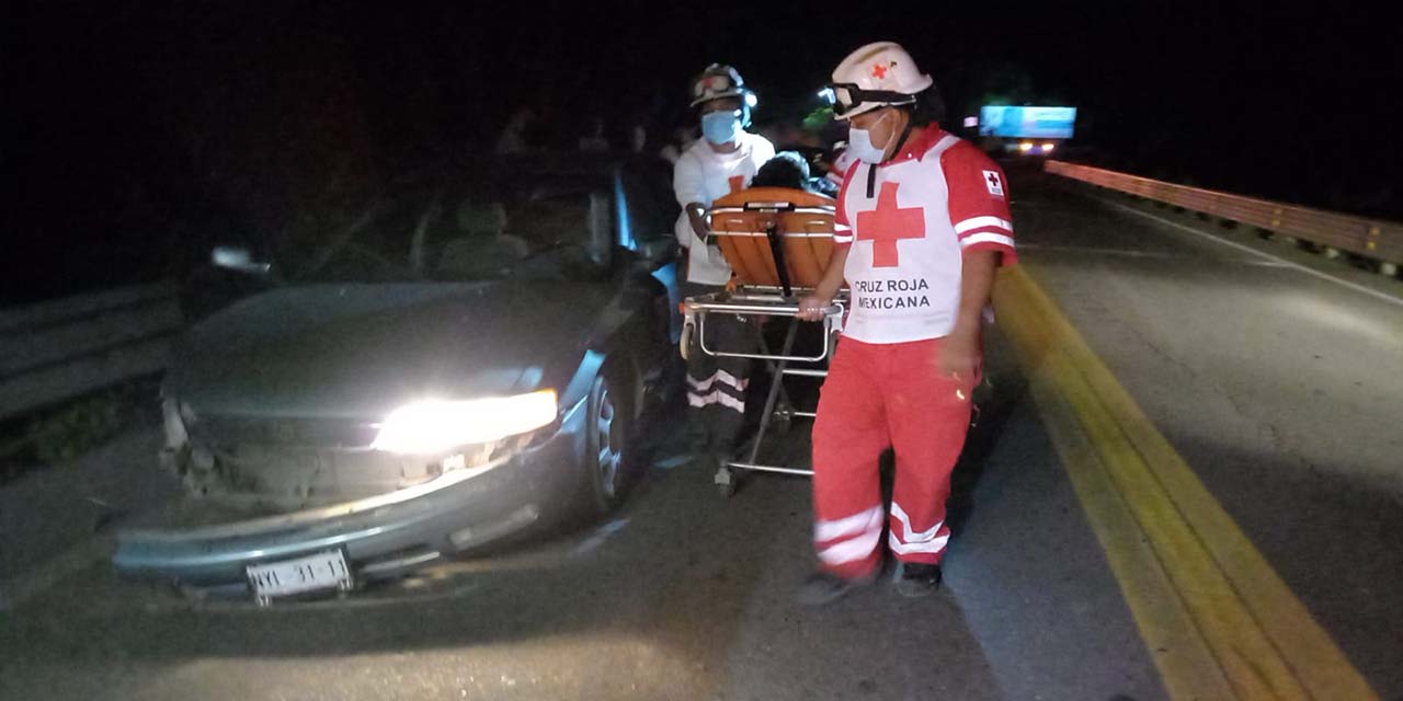 Choque frontal entre taxi y auto particular deja dos lesionados