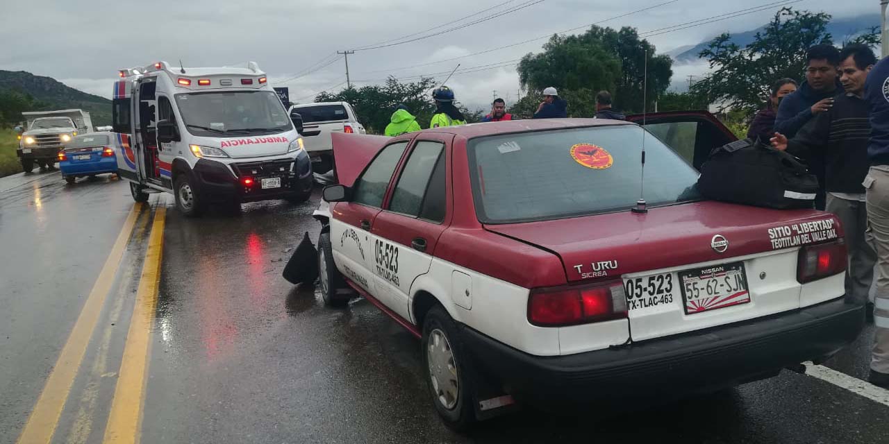 Se impactan taxi y camioneta | El Imparcial de Oaxaca