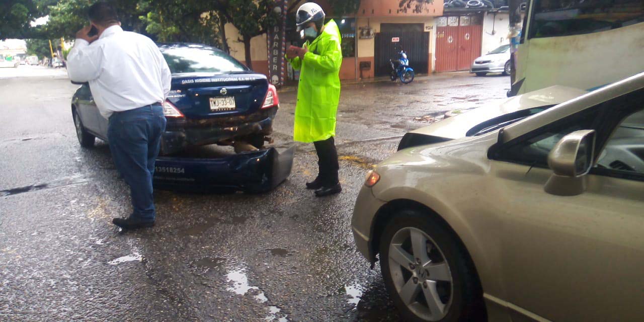 Chocan dos autos por alcance