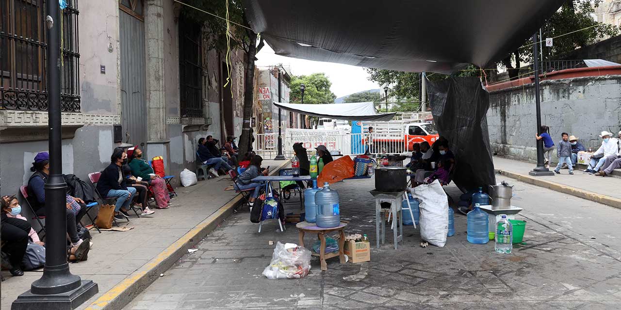 Instala FIPOO plantón en parque Morelos; exigen obras | El Imparcial de Oaxaca