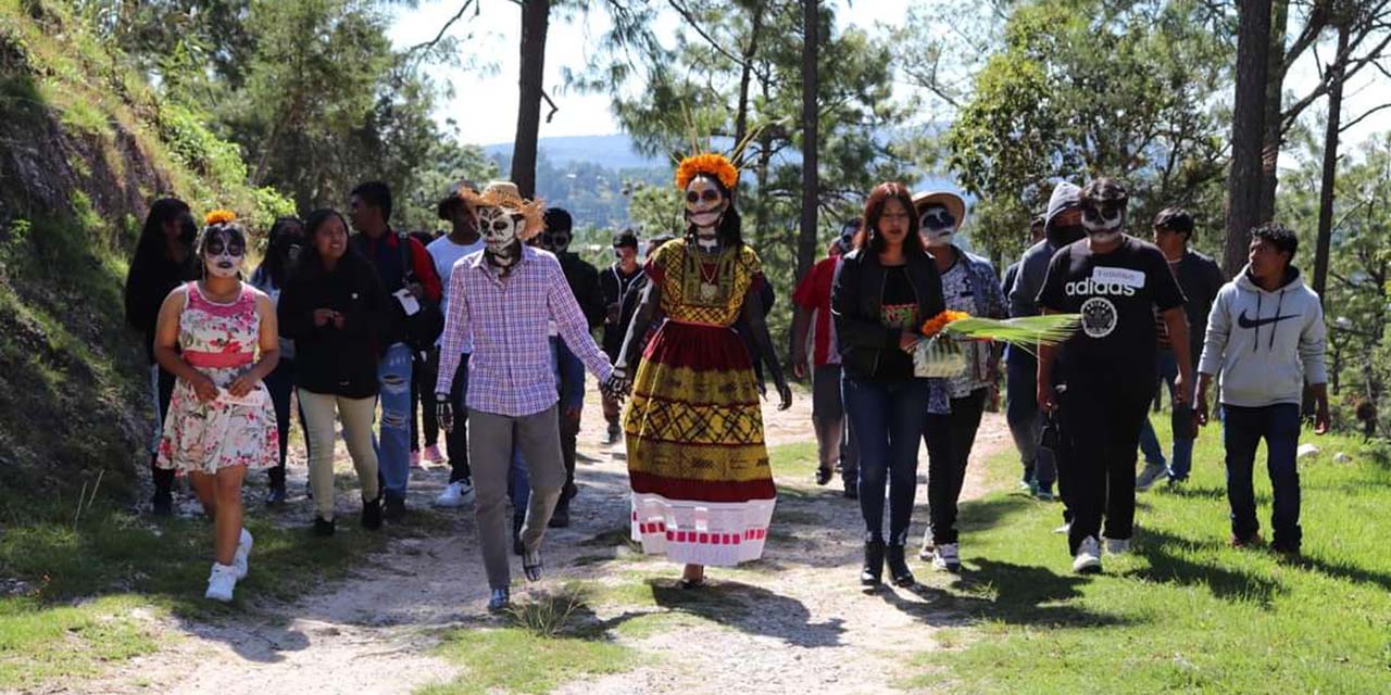 Festejan a los muertos apegados a la tradición mixteca | El Imparcial de Oaxaca