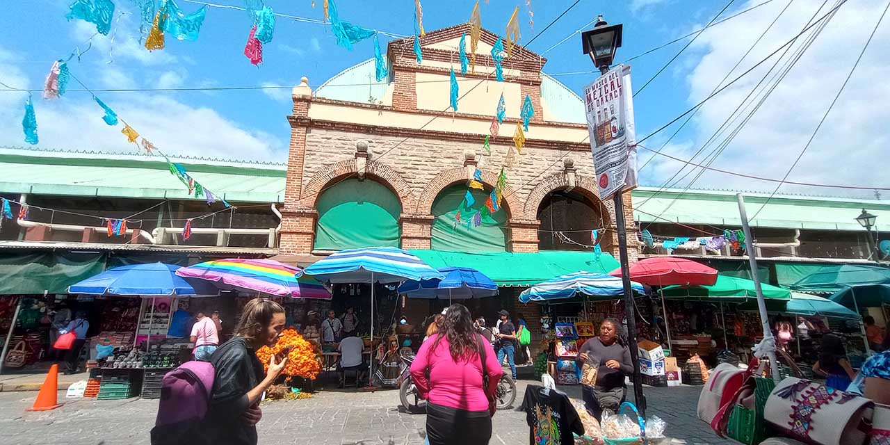 Mercados, con aroma a copal y colmados de visitantes | El Imparcial de Oaxaca