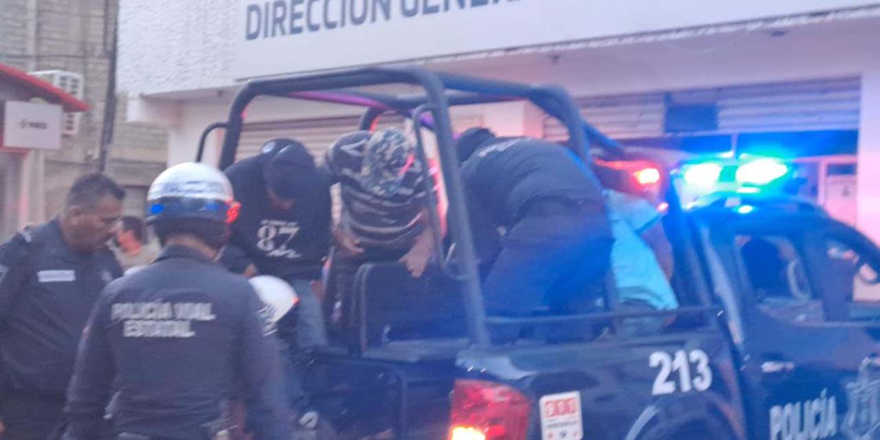 Arrestan a 3 hombres por golpes en el centro | El Imparcial de Oaxaca