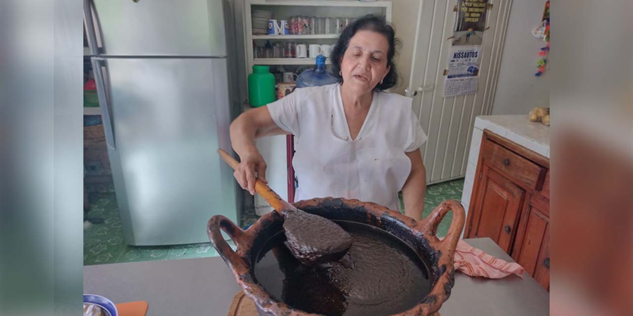 Elaboran tradicional pasta de mole en Cuicatlán | El Imparcial de Oaxaca