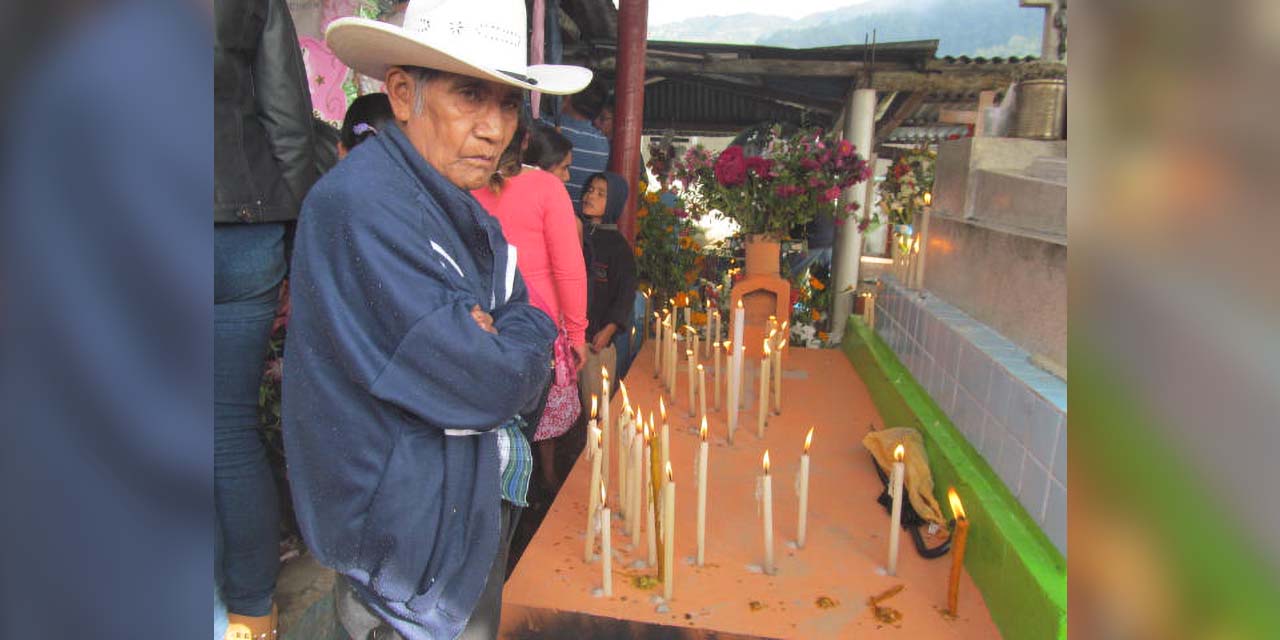 Reciben mazatecos a sus fieles difuntos | El Imparcial de Oaxaca