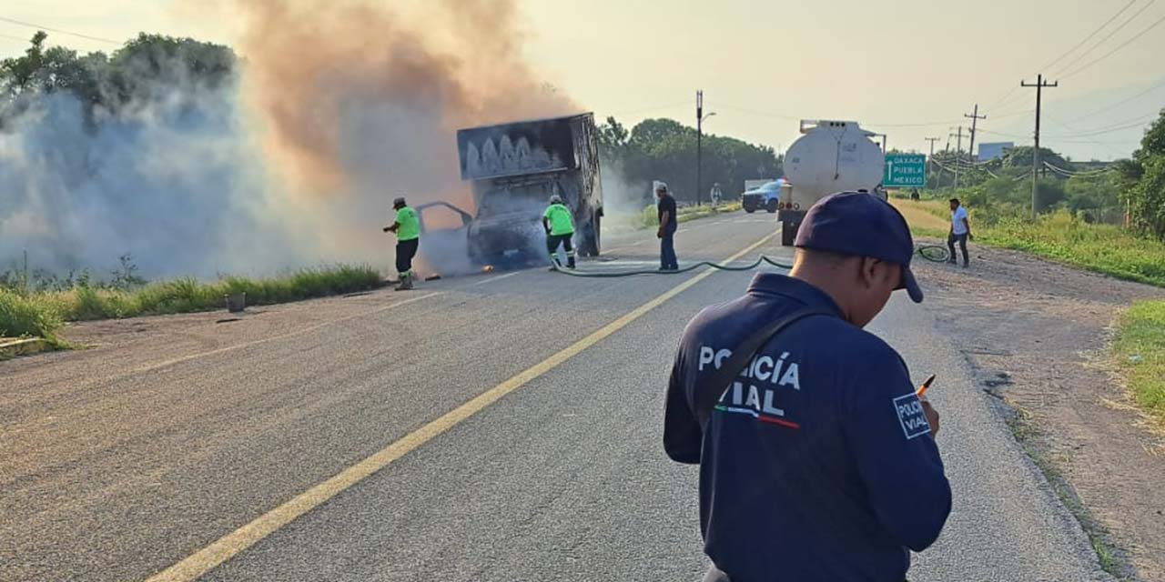 Se incendia camioneta repartidora de abarrotes | El Imparcial de Oaxaca
