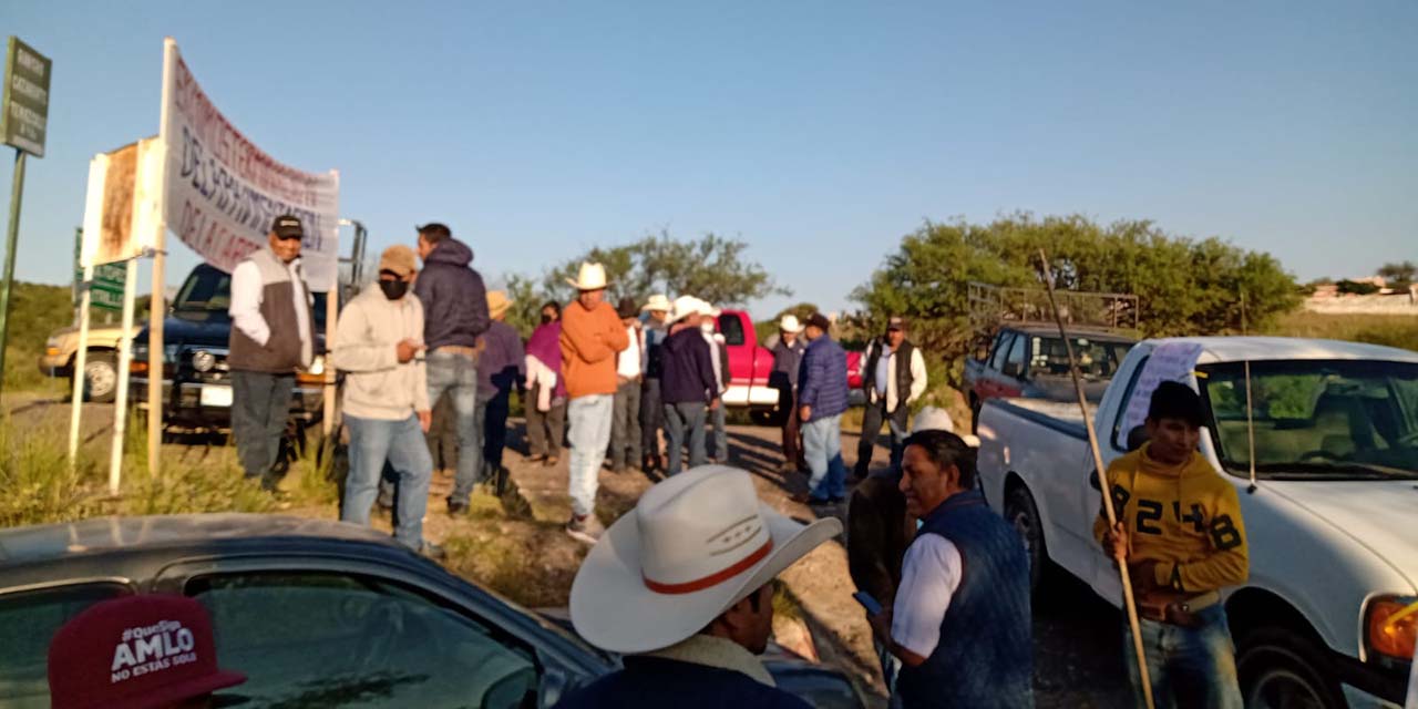 Bloquean carretera en Chazumba; protestan por camino inconcluso | El Imparcial de Oaxaca