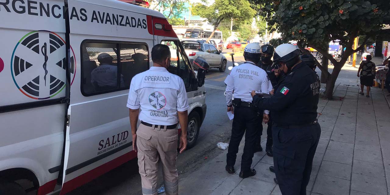 Policías auxiliares derrapan a bordo de su motocicleta | El Imparcial de Oaxaca