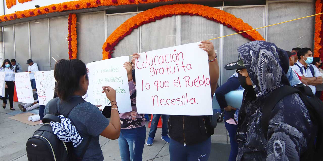 Se movilizan docentes y normalistas: bloquean crucero | El Imparcial de Oaxaca