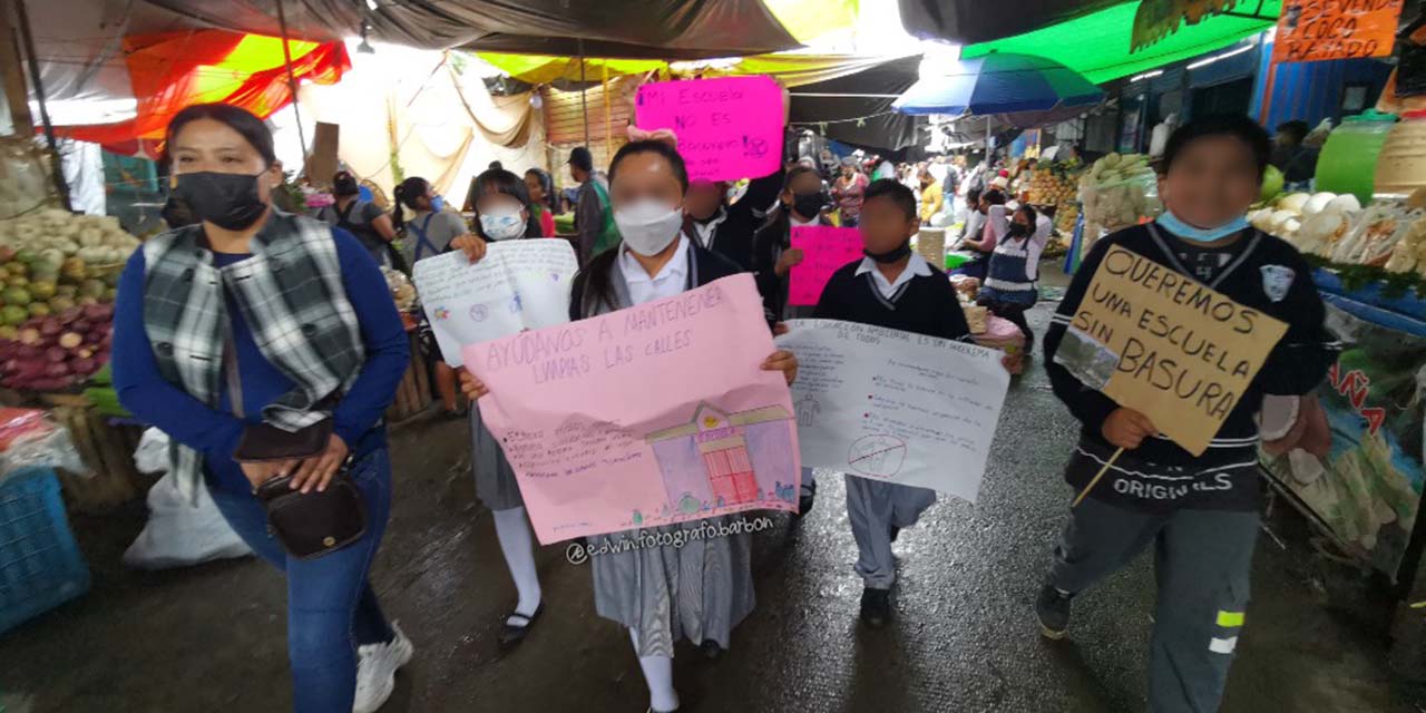 Demandan niños a locatarios evitar basura en la escuela | El Imparcial de Oaxaca