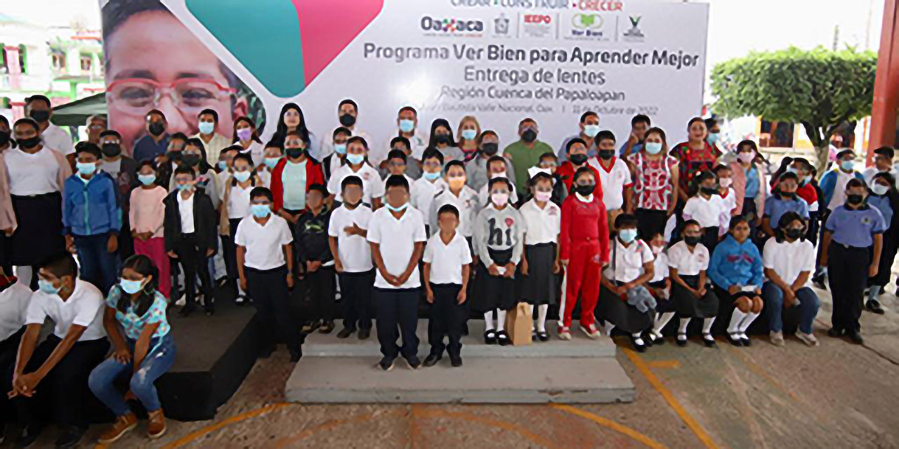 Entrega IEEPO anteojos del programa Ver Bien para Aprender Mejor a mil 241 estudiantes de la Cuenca | El Imparcial de Oaxaca