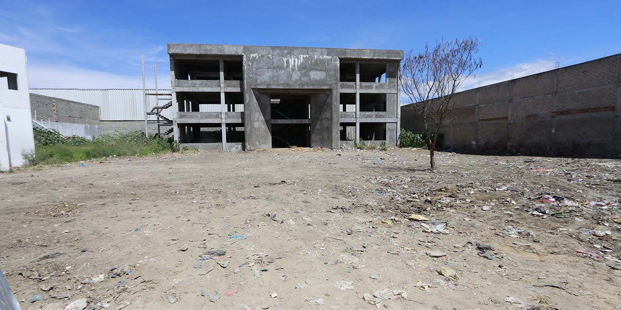 “Limpian” cuartel inconcluso de la policía sobre el Río Salado | El Imparcial de Oaxaca
