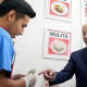 Joe Biden visita taquería en Los Ángeles y paga cuenta de comensales