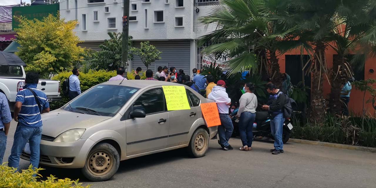 “Formadores de docentes” retienen a personal del IEEPO