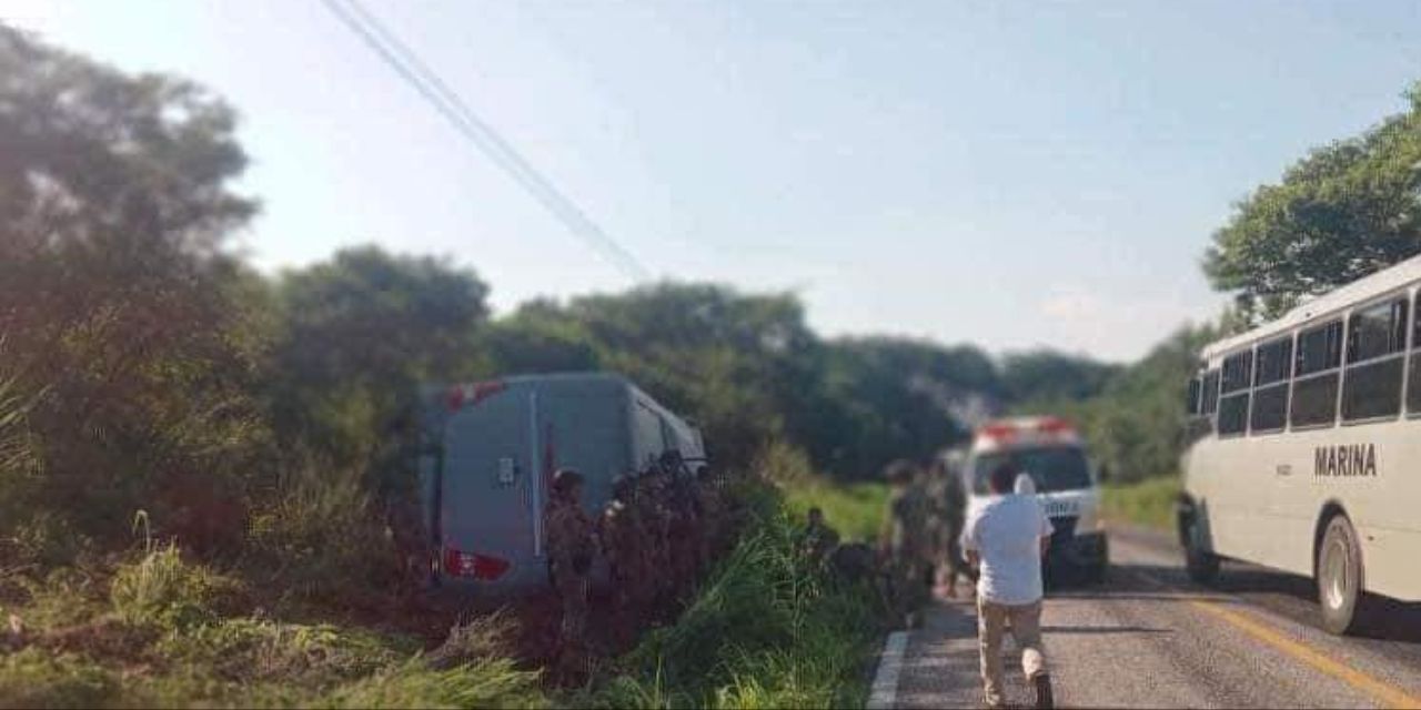 Un fallecido y 17 lesionados en volcadura de autobús de la Marina | El Imparcial de Oaxaca