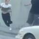 Video: Una mujer se volvió viral tras discutir con su pareja y arrojarse a la carretera