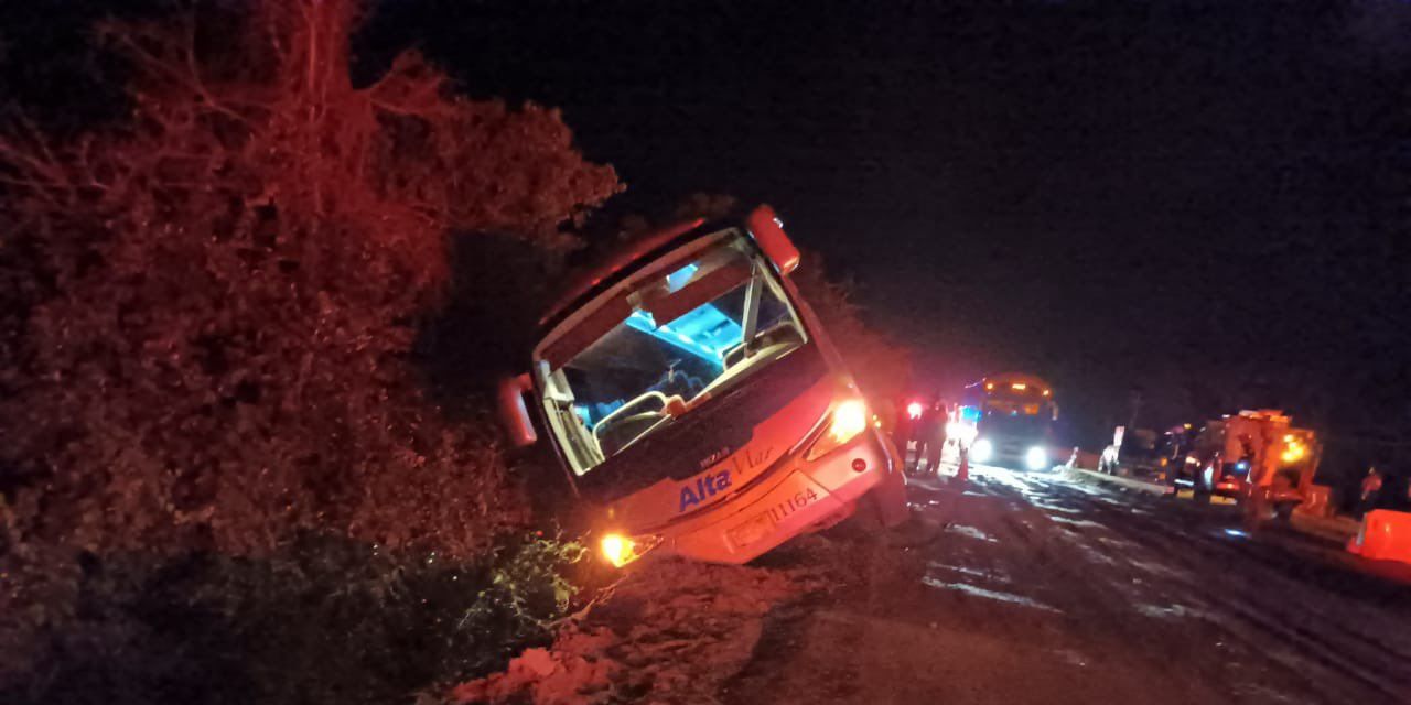 Se accidenta autobús en la carretera federal 200 Pinotepa-Acapulco | El Imparcial de Oaxaca