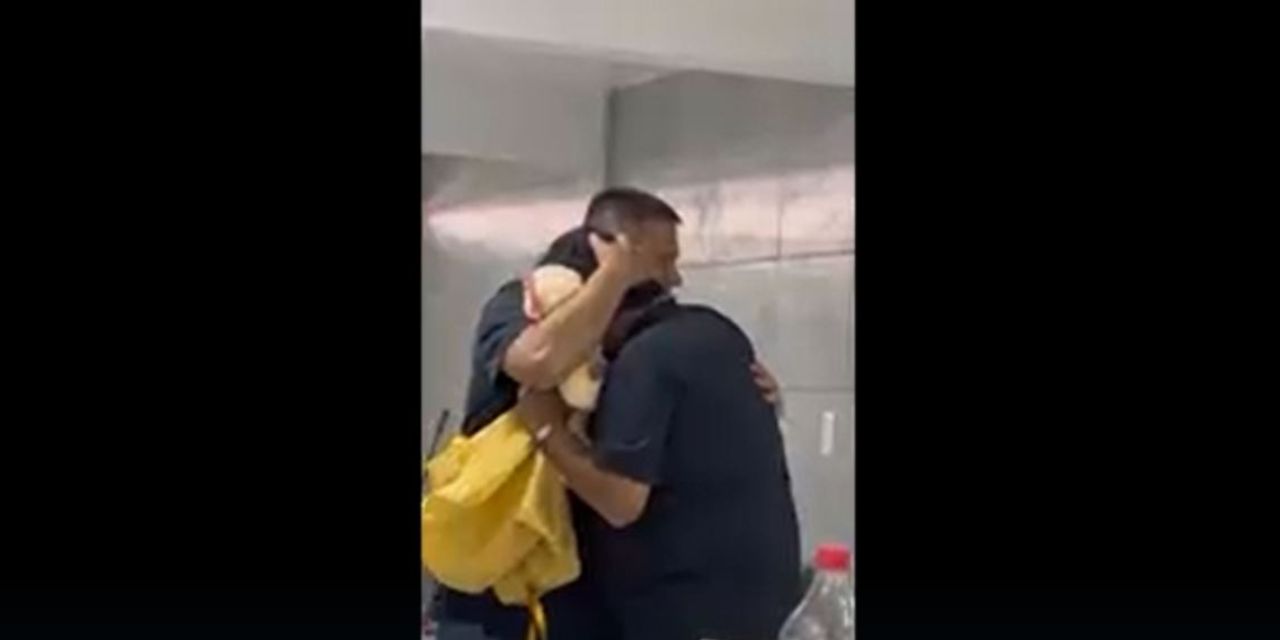  Le regalan un oso de peluche con la voz de su esposa fallecida y su conmovedora reacción se viraliza