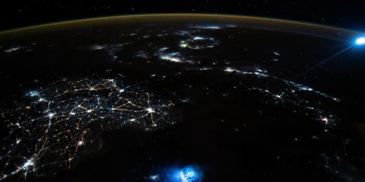 Astronauta capta misteriosas “manchas azules” en la atmósfera de la Tierra desde la EEI | El Imparcial de Oaxaca