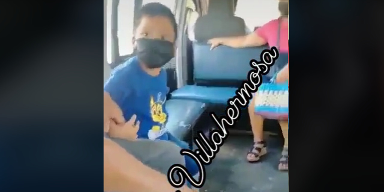 (VIDEO) Embobada con el celular; olvida a su hijo en el transporte público