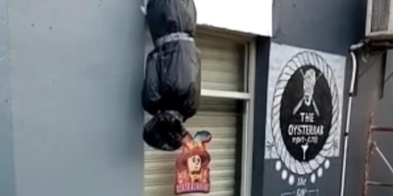 Adornan fachada de bar con figuras de embolsados | El Imparcial de Oaxaca