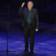 Joan Manuel Serrat se despide de los escenarios con concierto gratuito en el Zócalo de CDMX