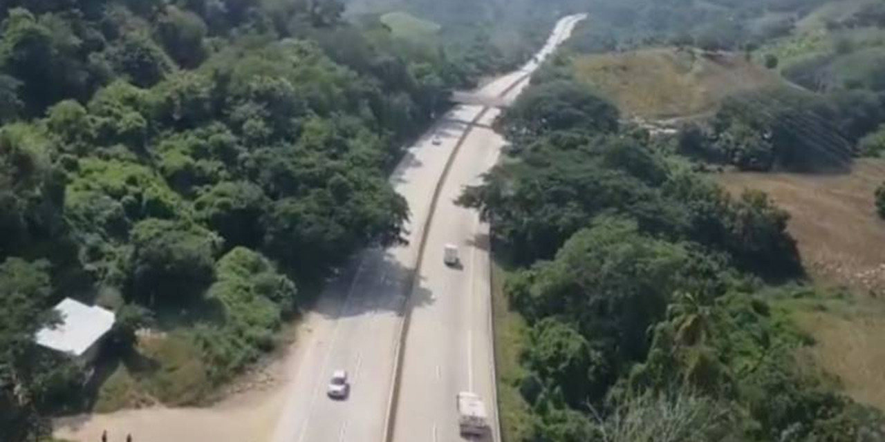 Sobrevuelos de seguridad en la Autopista del Sol por alerta de asaltos violentos | El Imparcial de Oaxaca