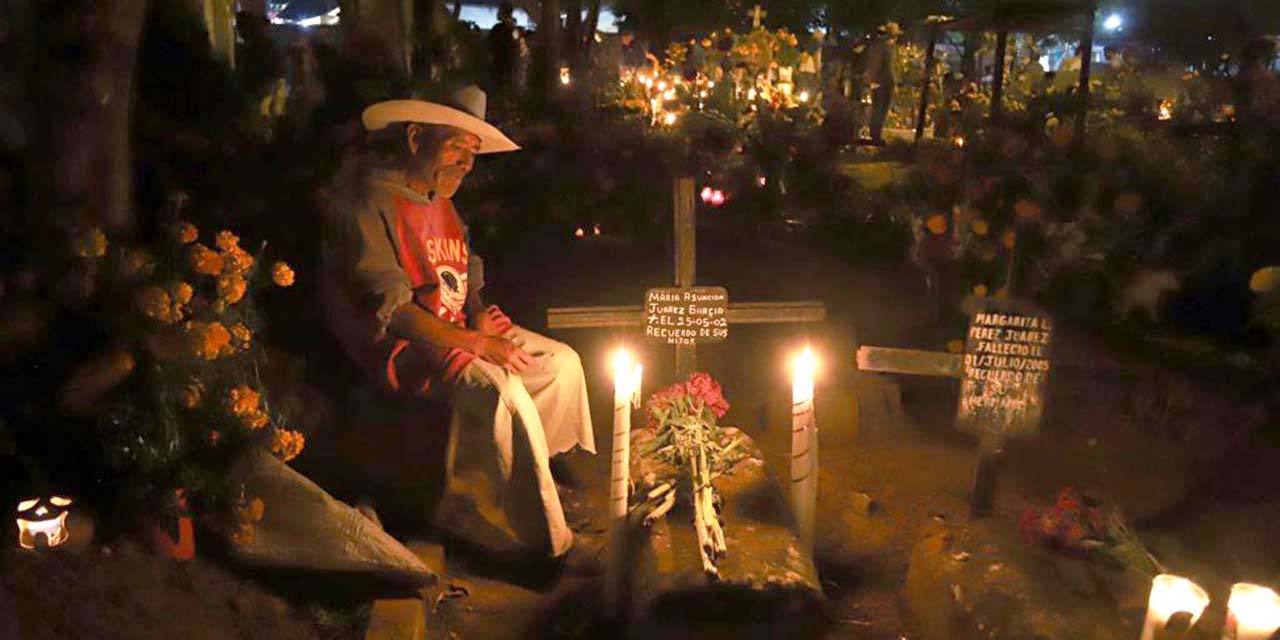 Se alumbra el panteón de Atzompa | El Imparcial de Oaxaca
