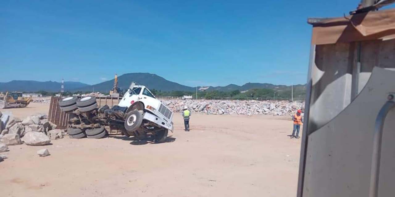 Vuelca camión materialista al interior de obra del rompeolas | El Imparcial de Oaxaca