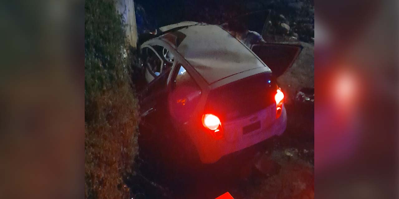 Muere bebé en aparatosa volcadura