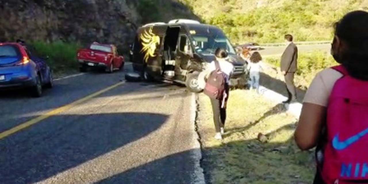 Daños deja accidente de Urvan y camioneta | El Imparcial de Oaxaca