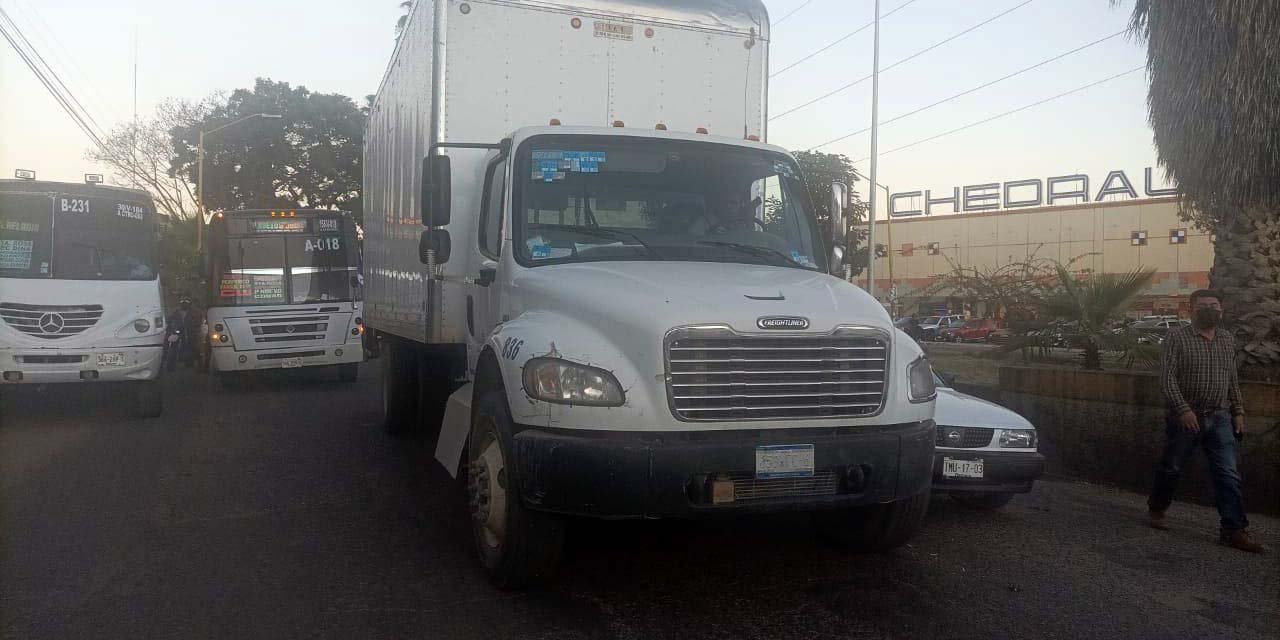 Aparatoso choque deja siete pasajeros lesionados