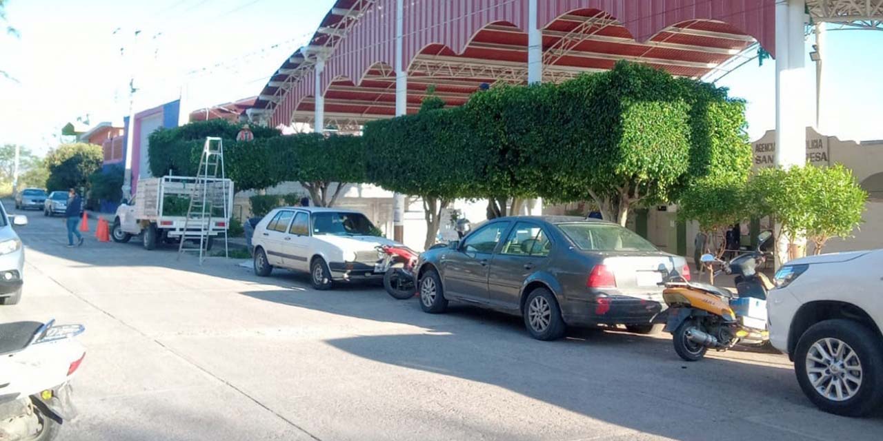 Dos lesionadas tras impactar su vehículo contra poste