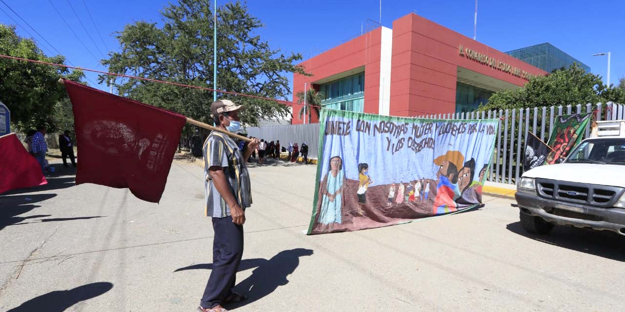 Entre protestas, clausuran la Diputación Permanente | El Imparcial de Oaxaca