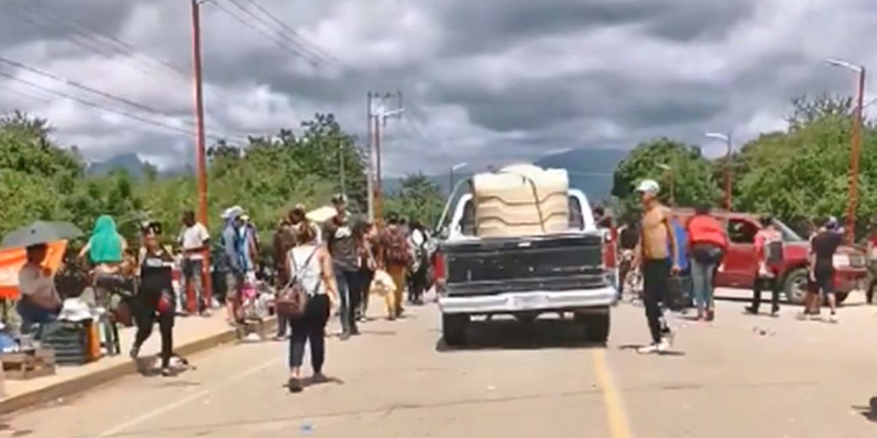 Migrantes arriesgan sus vidas al caminar sobre la carretera | El Imparcial de Oaxaca