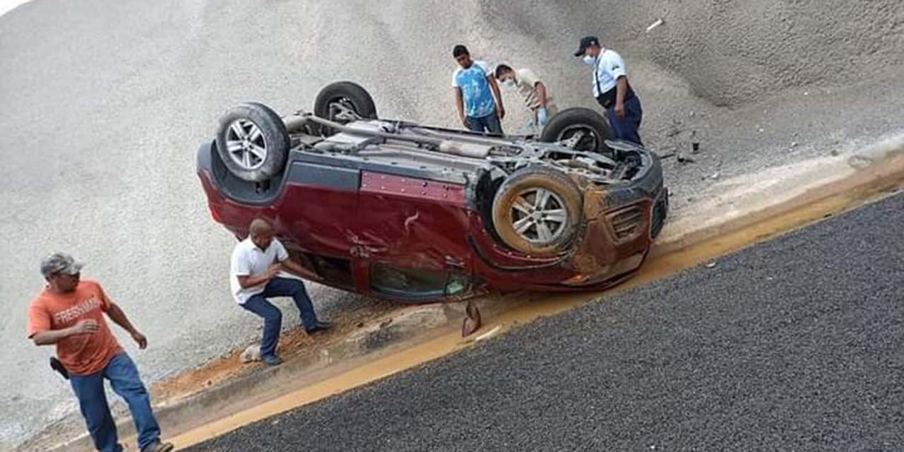 Vuelca camioneta sobre la carretera transístmica
