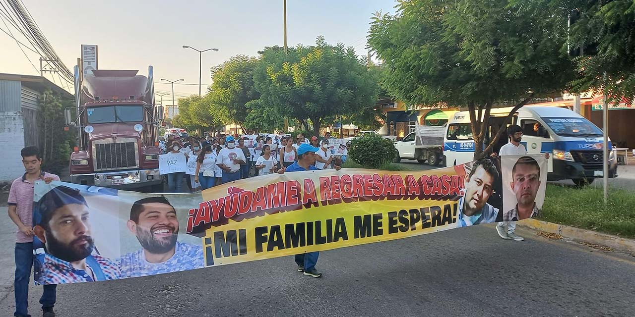 Familiares de Abel y Carlos marchan en Pinotepa; los quieren con vida | El Imparcial de Oaxaca