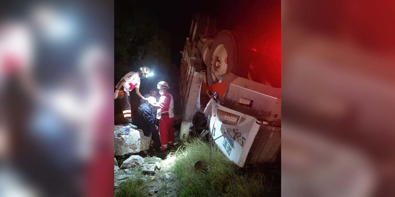 Vuelca camión con material pétreo cerca de Mixtequilla | El Imparcial de Oaxaca