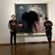 Activistas ambientales rocían con líquido negro cuadro de Klimt en Viena