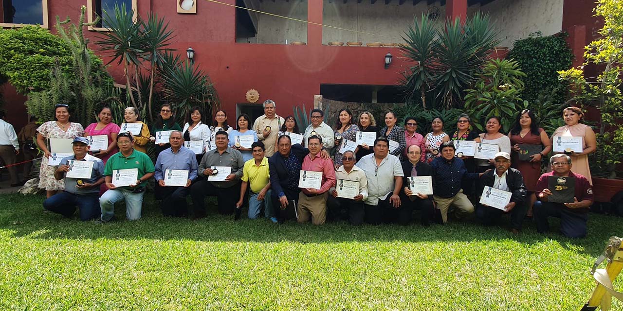 Reconoce Cecyteo a empleadas y empleados por años de servicio | El Imparcial de Oaxaca